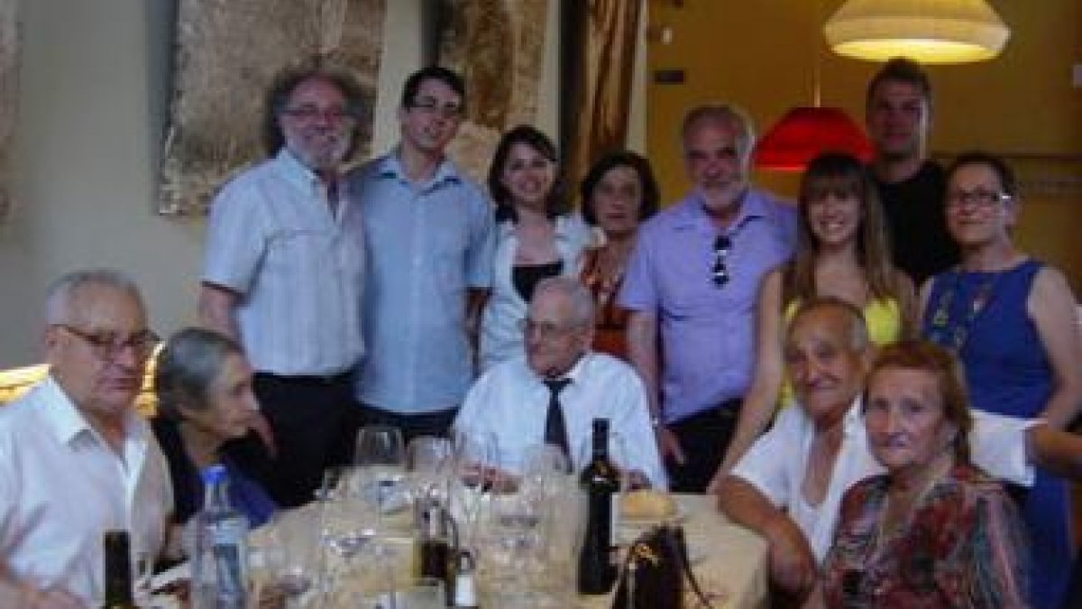 Esteban Barragán celebró su cien cumpleaños con su familia.