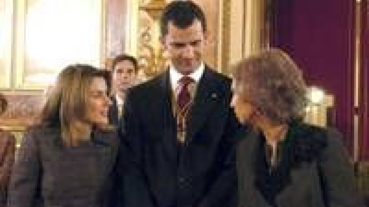 La prometida del Príncipe saluda al presidente Aznar