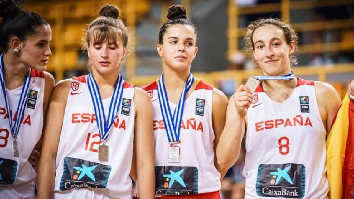 Alicia Flórez, a la derecha, con su medalla de plata lograda en el Europeo U-18 de Grecia. FIBA