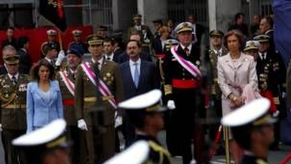 Los Reyes, los Príncipes de Asturias y la cúpula militar, en el desfile de La Coruña, hace dos años