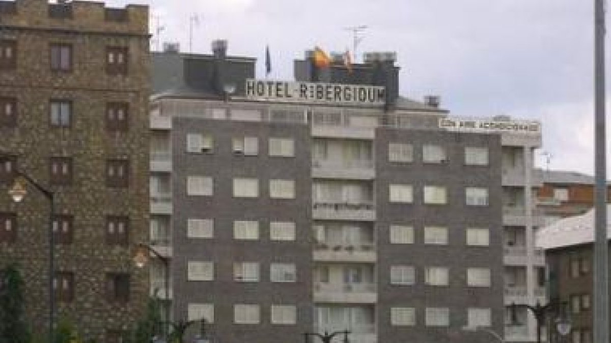El Hotel Bergidum, de tres estrellas, está muy cerca del Hotel del Temple (a la izquierda).