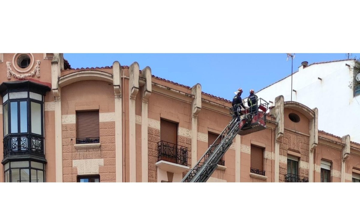 Actuación de los bomberos de León ayer a mediodía tras el accidente. EDUARDO MARTÍNEZ PINTO