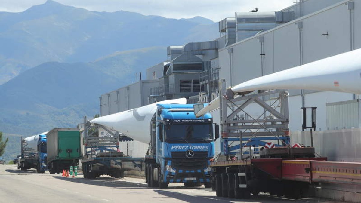 Camiones cargados con palas eólicas, ayer tarde en la explanada de la factoría de LM en el polígono de Santo Tomás (Ponferrada). L. DE LA MATA