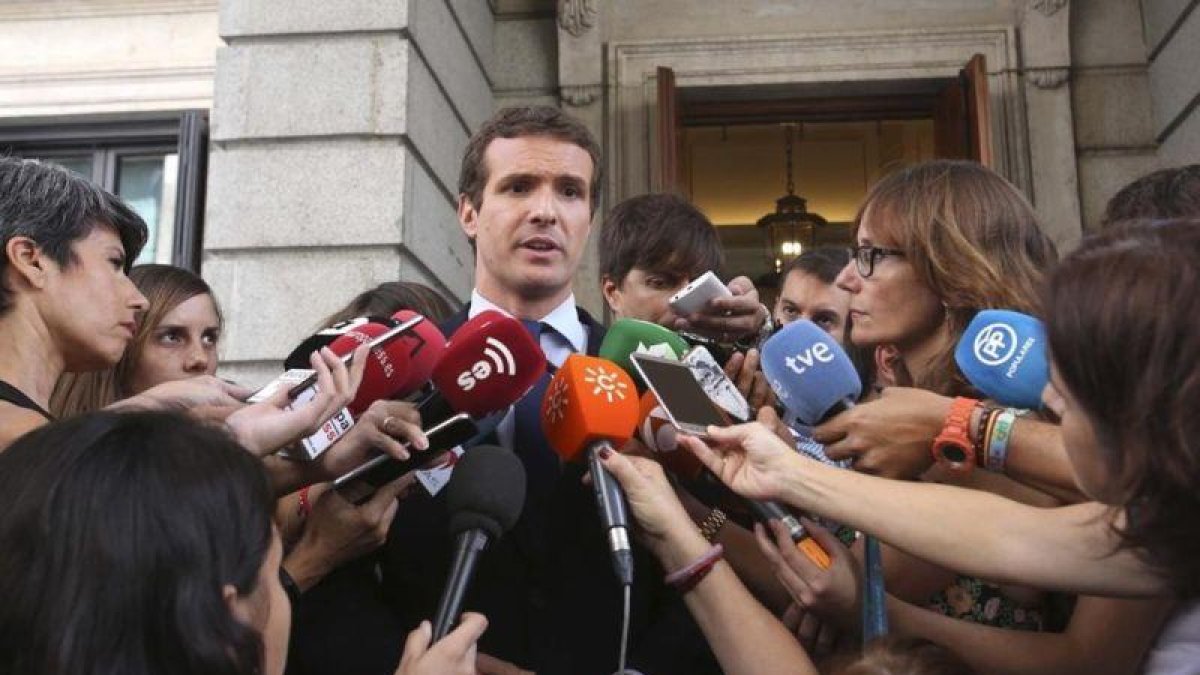 Casado hace declaraciones a la prensa tras su reunión con las asociaciones de jueces y fiscales.