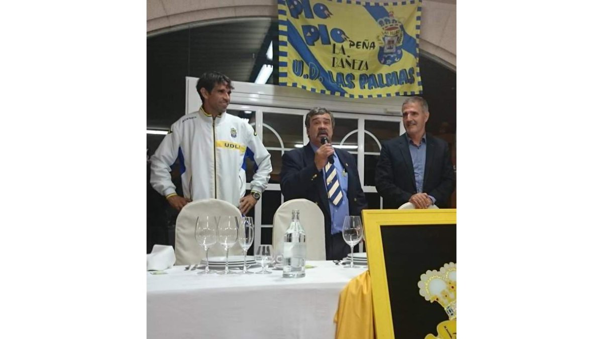 Juan Carlos Valerón, Hermógenes Celada y Paco Herrera antes de iniciarse la cena aniversario.