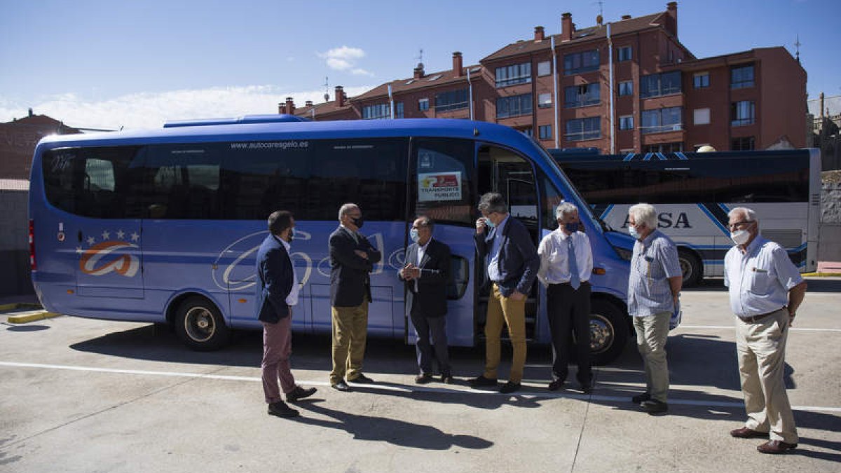 Martínez Majo durante la presentación del bono rural de transporte en Astorga. FERNANDO OTERO