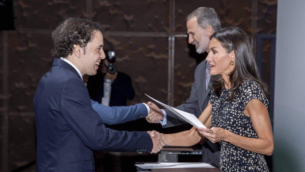 Juan Vidal y Víctor Pisabarro recibieron el diploma de la beca de la Fundación La Caixa de la mano de la reina Letizia. DL