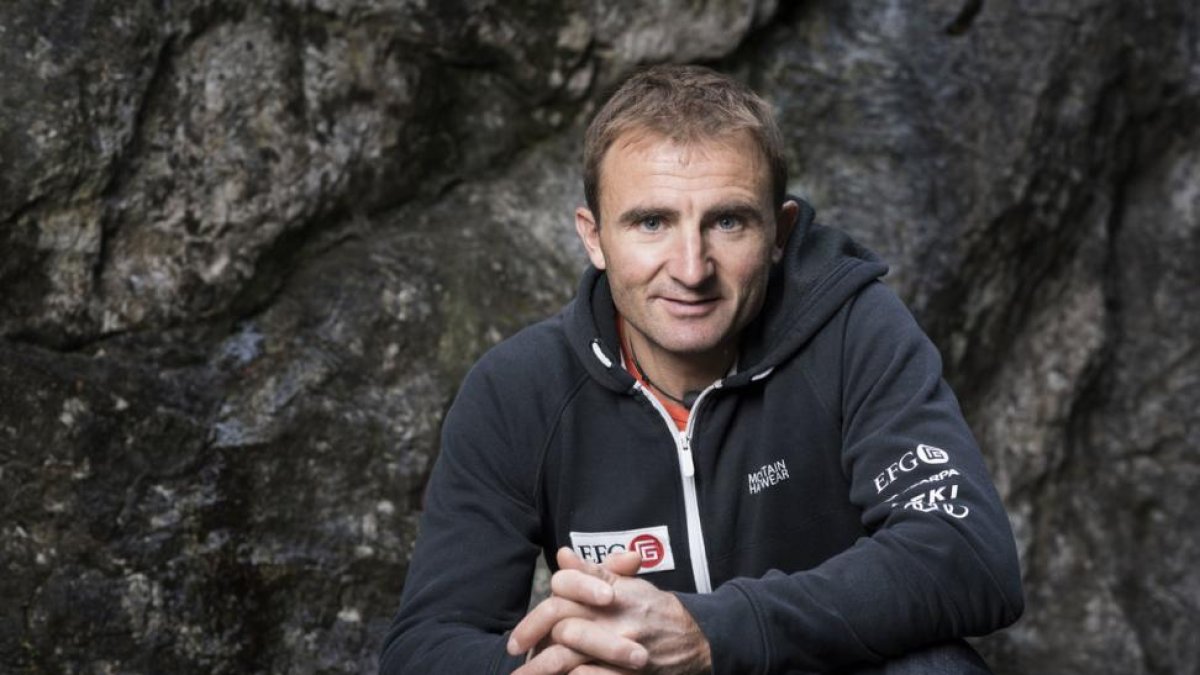 El alpinista suizo Ueli Steck ha fallecido cuando descendía del Nuptse, en el Everest, este domingo.