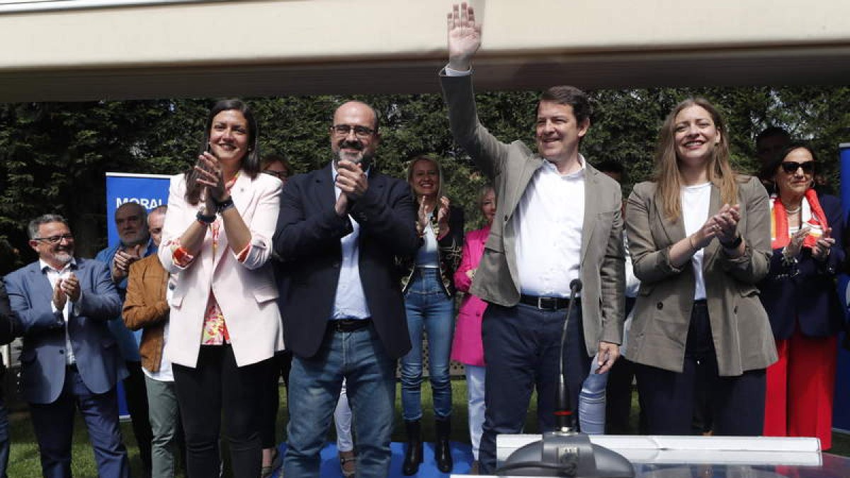 El presidente autonómico Alfonso Fernández Mañueco, entre el candidato de Ponferrada Marco Morala y la líder del PP en León, Ester Muñoz. L. DE LA MATA