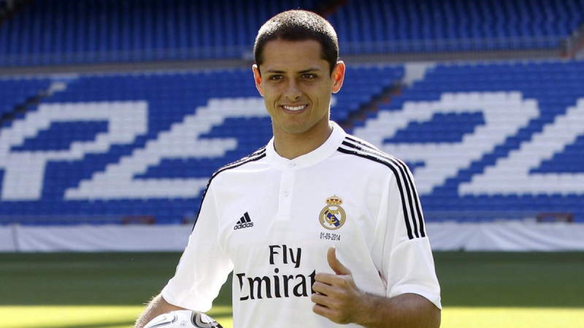 Chicharito posa en el Bernabéu durante su presentación.