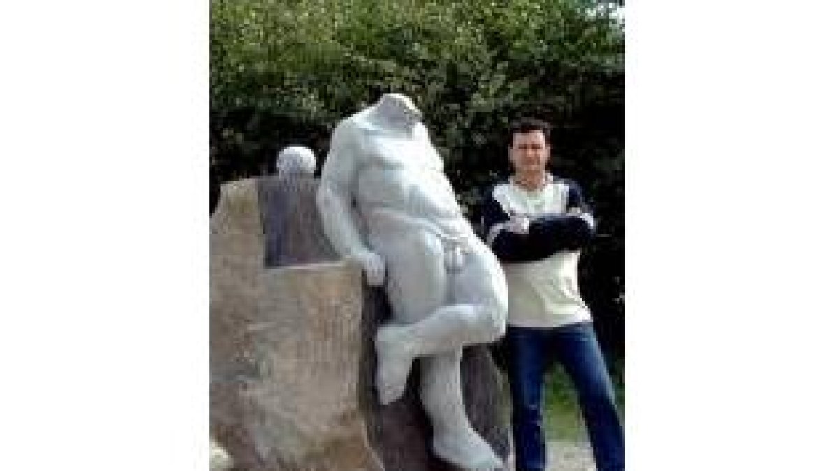 Amancio González posa junto a una de sus esculturas