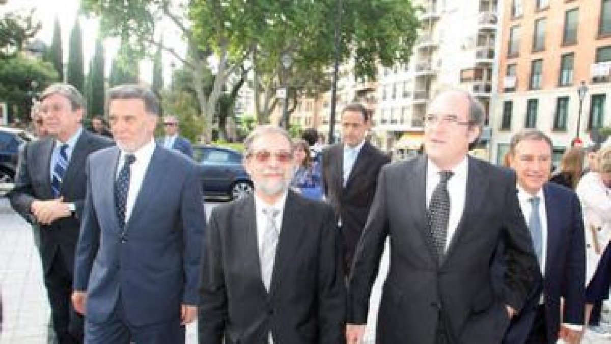 Gabilondo (a la derecha) participa en el homenaje a Delibes de la Universidad de Valladolid.