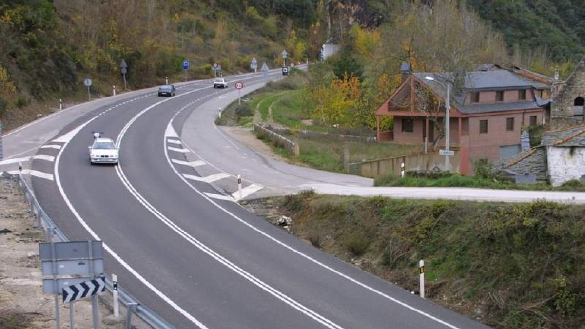 La carretera Nacional 120 en su salida del Bierzo hacia Galicia por la zona de la Barosa. ANA F. BARREDO