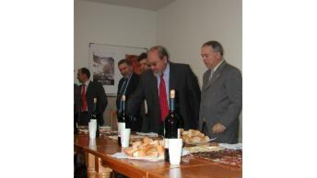 De izquierda a derecha, el alcalde y Valín en la degustación de octubre