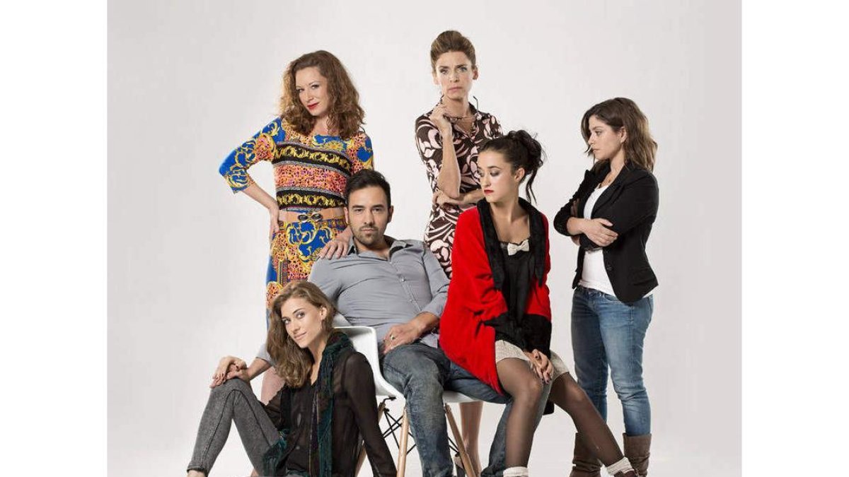 Sarmiento, en el centro, rodeado por las protagonistas femeninas del espectáculo.