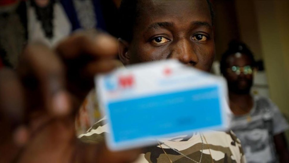 Un inmigrante muestra su tarjeta sanitaria de Madrid anulada, en el 2012.