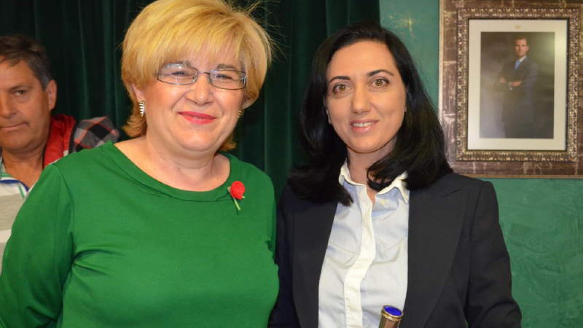 La alcaldesa, Alicia Gallego (a la derecha en la imagen) junto a la líder del PSOE, Josefa de Paz.