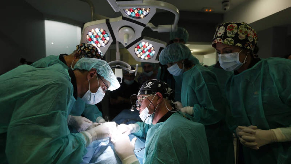 Un equipo médico, durante el desarrollo de una operación. jesús f. salvadores