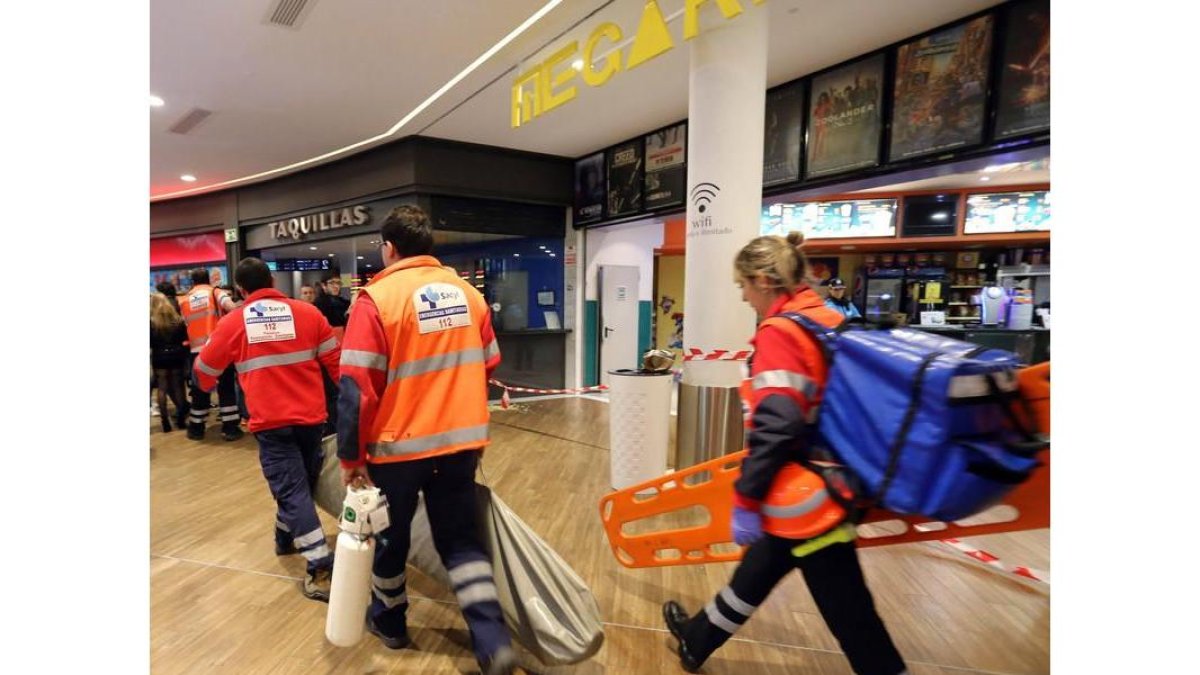 Bomberos y sanitarios llegan al centro comercial para socorrer a los heridos