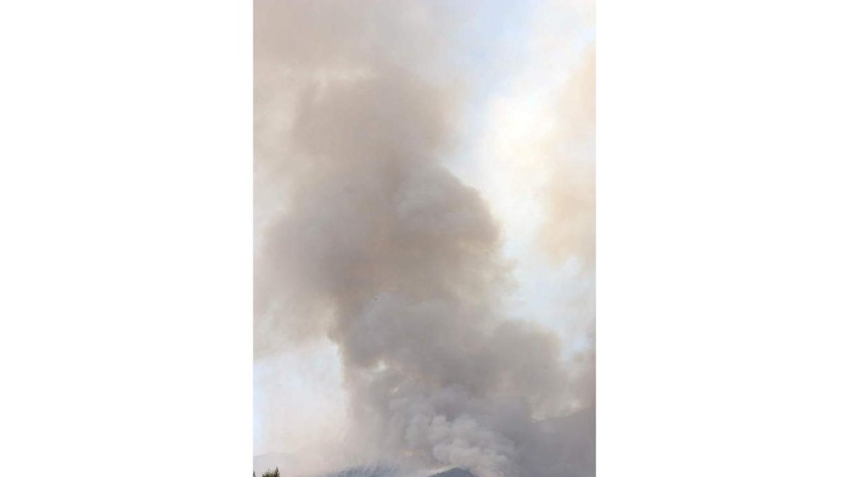 Imagen tomada ayer del incendio declarado en Rasquera.
