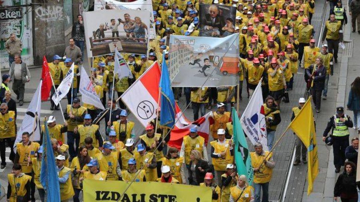 Miles de protestas toman las calles del centro de Zagreb en protesta por los ajustes del Gobierno