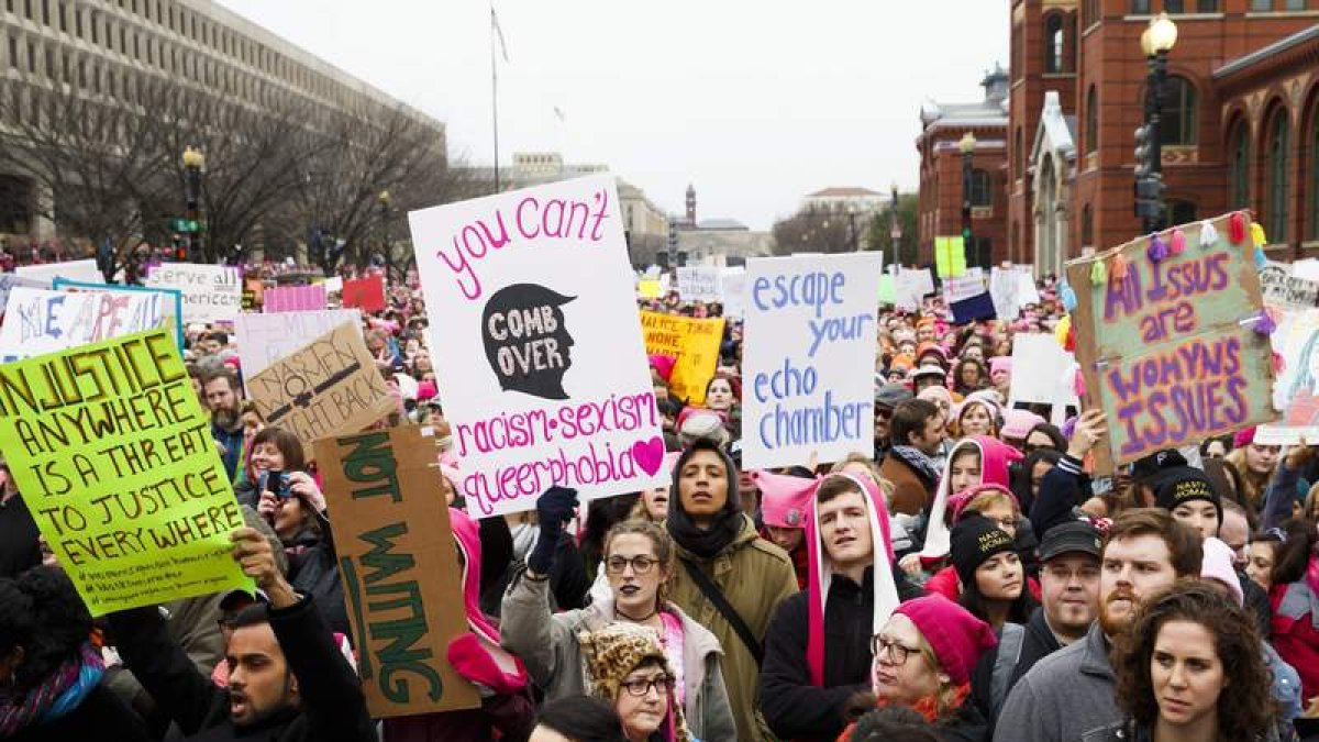 Asistentes a la ‘Marcha de las mujeres’ que tuvo lugar ayer por las calles de Washington. JUSTIN LANE