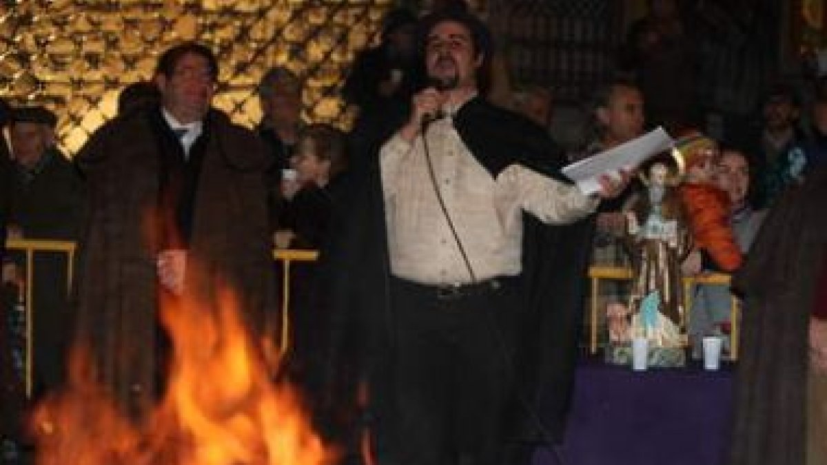 El cuentacuentos y escritor Manuel Ferrero, lanzando sus satíricas coplas leonesas.