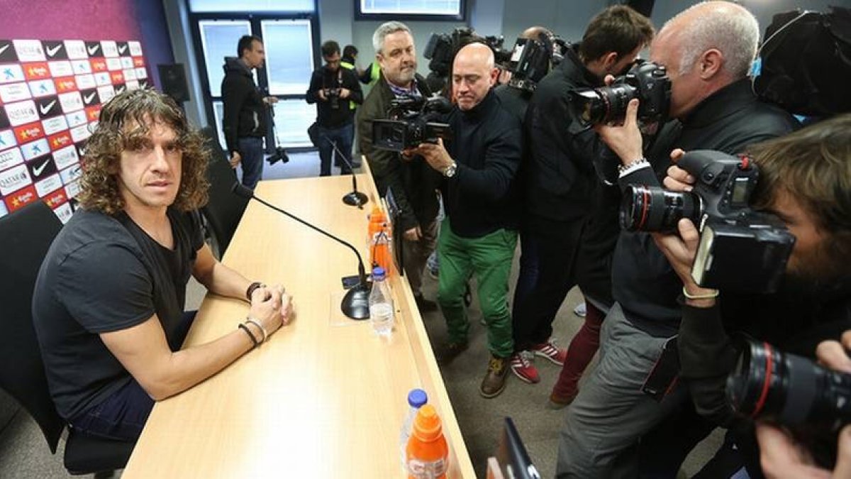 Carles Puyol, rodeado de cámaras antes de comenzar la comparecencia en la que ha anunciado su salida del Barça a final de temporada.
