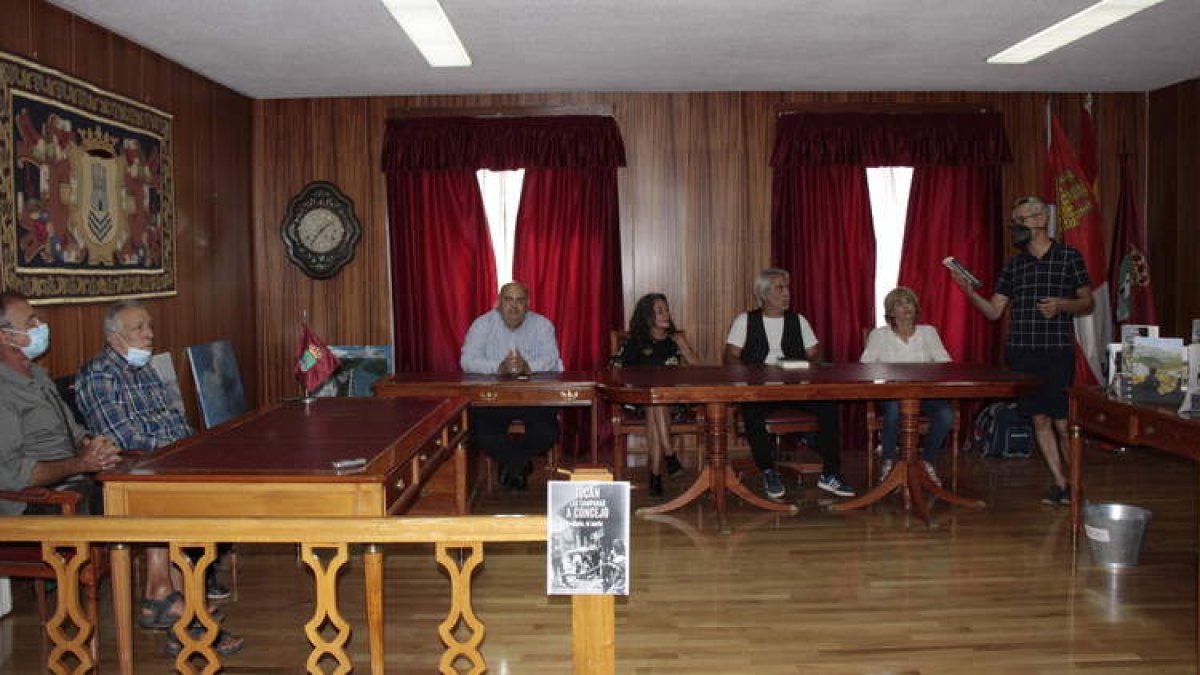 Alfonso González Matorra junto a los participantes en la presentación de su primer libro que versa sobre Riaño. CAMPOS