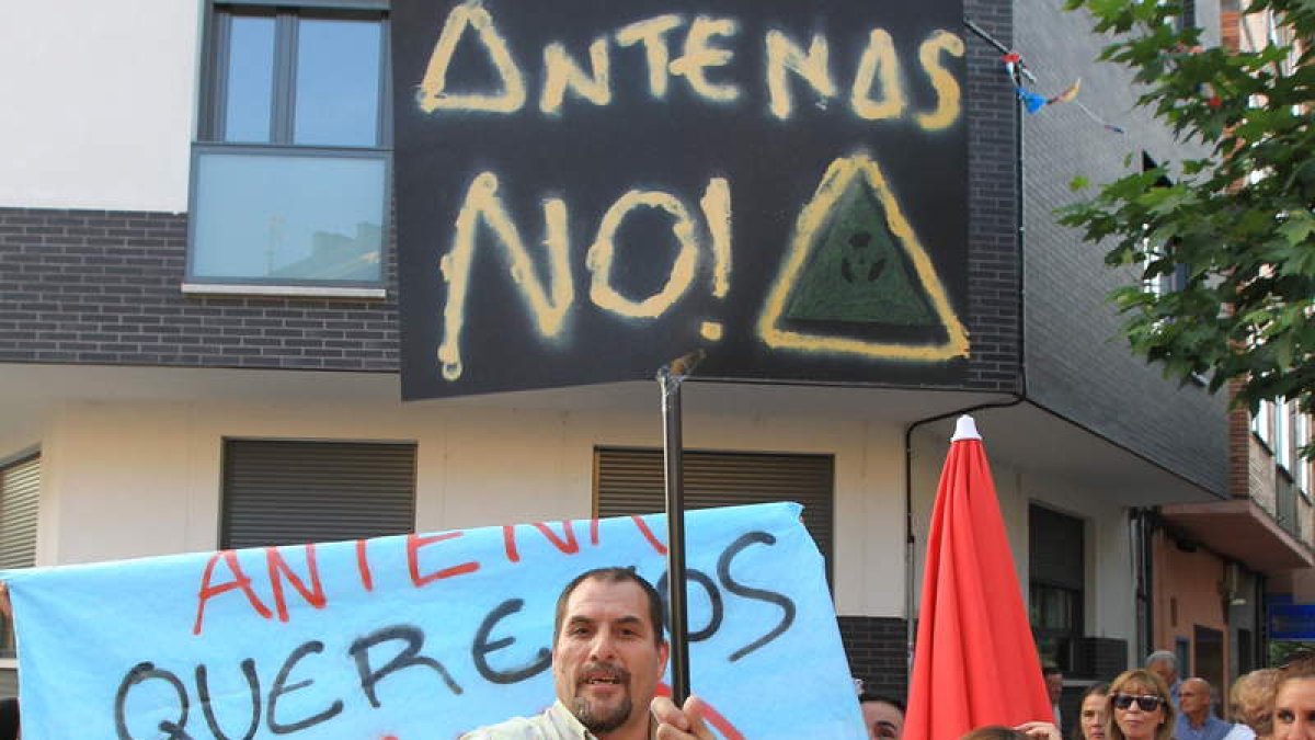 Los vecinos de la calle Badajoz han protestado contra la antena.