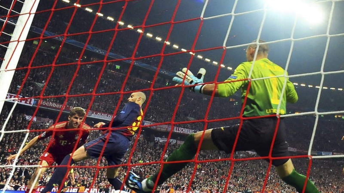 Thomas Müller, izquierda, remata de cabeza para lograr el gol ante el portero del Barcelona Víctor Valdés y Piqué, durante el partido de ida de la semifinal de la Liga de Campeones.