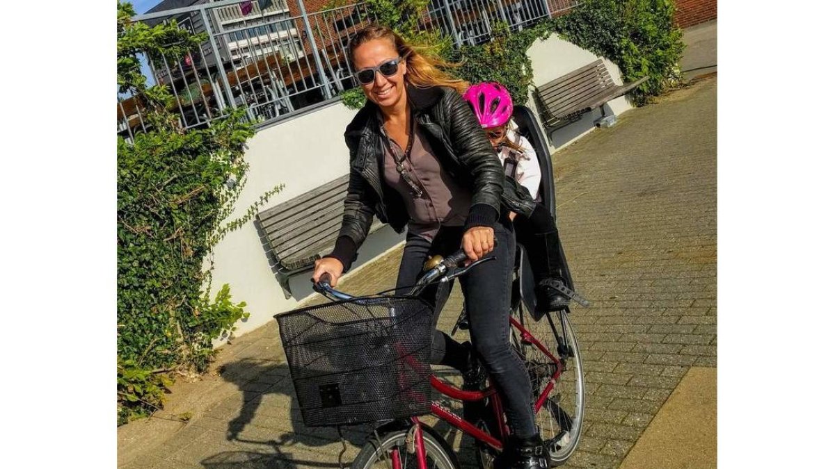 Montaña Hernández Courel con su hija en la bici, un medio de transporte muy usado en Dinamarca. DL