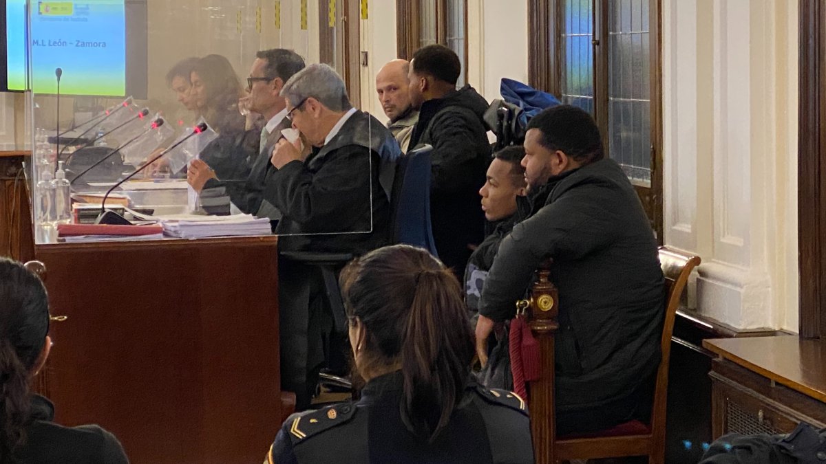 Los acusados, en un momento del juicio en la Audiencia. MÁZ