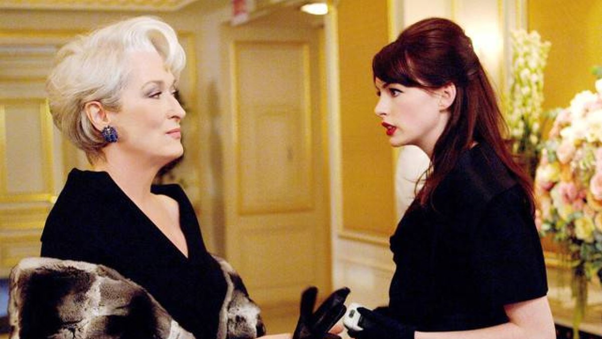 La temida y editora de 'Runway', Miranda Priestly (Meryl Streep), junto a la periodista Andy Sachs (Anne Hathaway), en una escena de 'El diablo viste de Prada'.