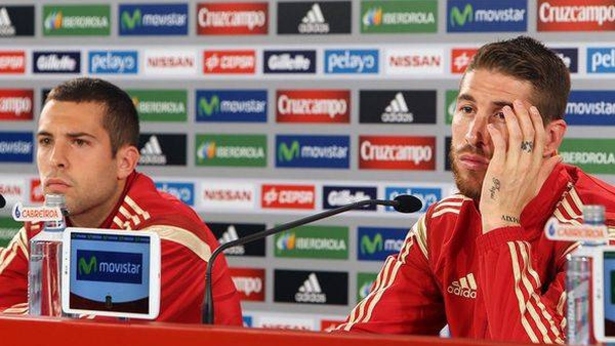 Sergio Ramos y Jordi Alba, durante la rueda de prensa en Curitiba.