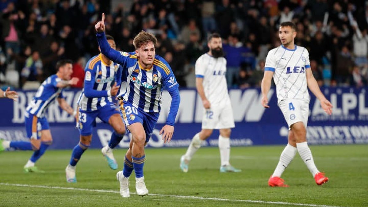 Hugo Vallejo celebra su gol que supuso el del triunfo de la Deportiva. L. DE LA MATA