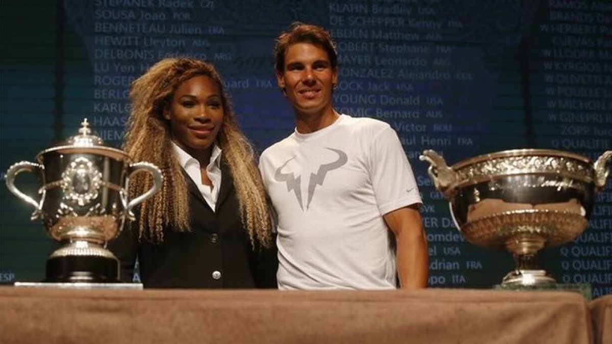 Serena Williams y Rafael Nadal, campeones de Roland Garros en el 2013, posan durante el sorteo del cuadro del 2014.