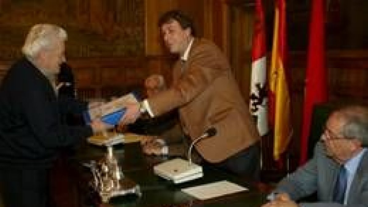 Javier García Prieto entregó ayer los inventarios a 27 entidades locales de la provincia