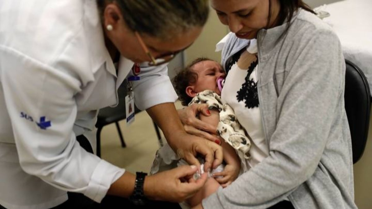 Imagen de una niña siendo vacunada contra la sarampión. FERNANDO BIZERRA