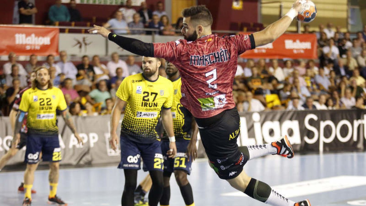 Rubén Marchán, durante el primer partido de la temporada ante el Bidasoa. FERNANDO OTERO