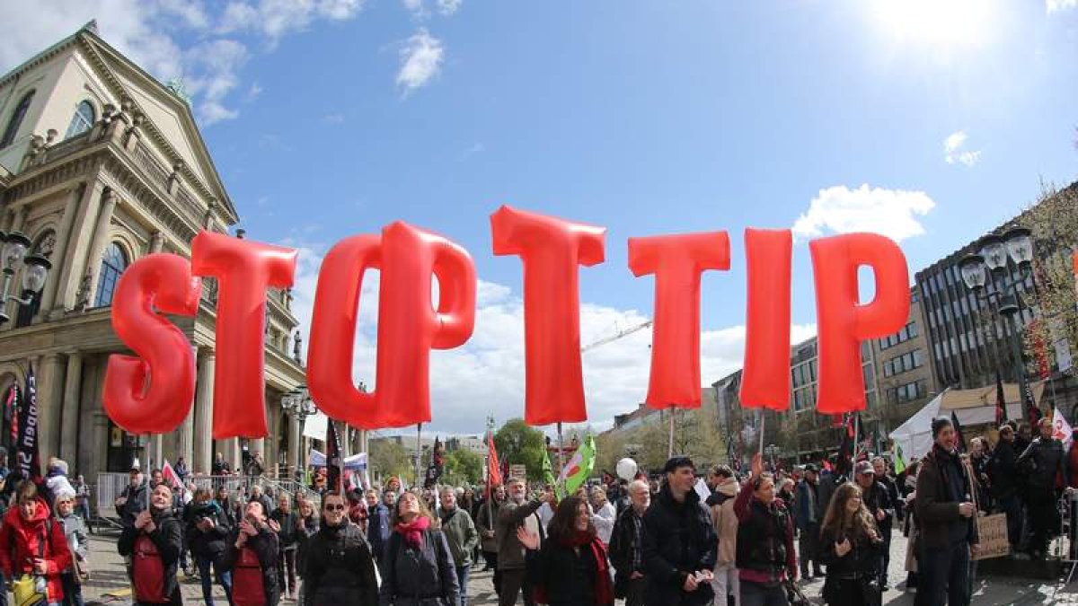 Varias personas protestan contra el tratado comercial en la ciudad alemana de Hannover.