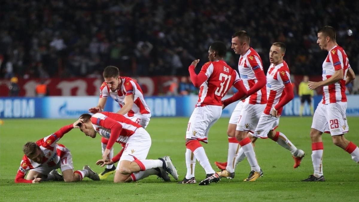 La celebración de los jugadores del Estrella Roja tras un gol de Pavkov.