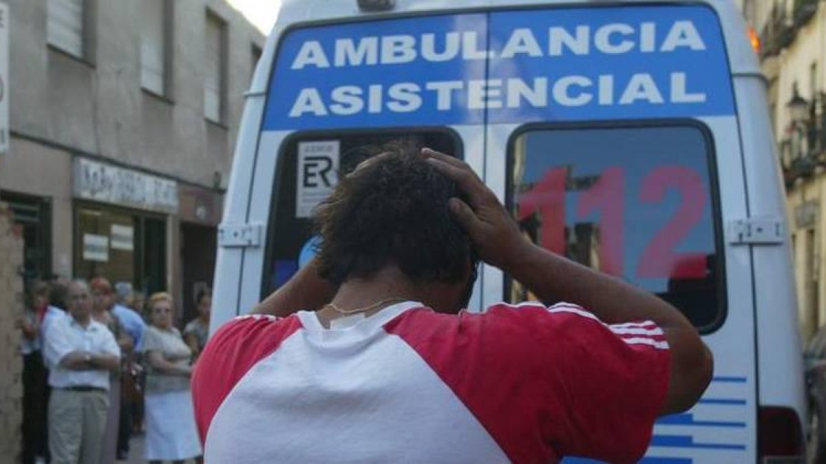 Imagen de archivo de un compañero de un trabajador herido en accidente laboral en León.