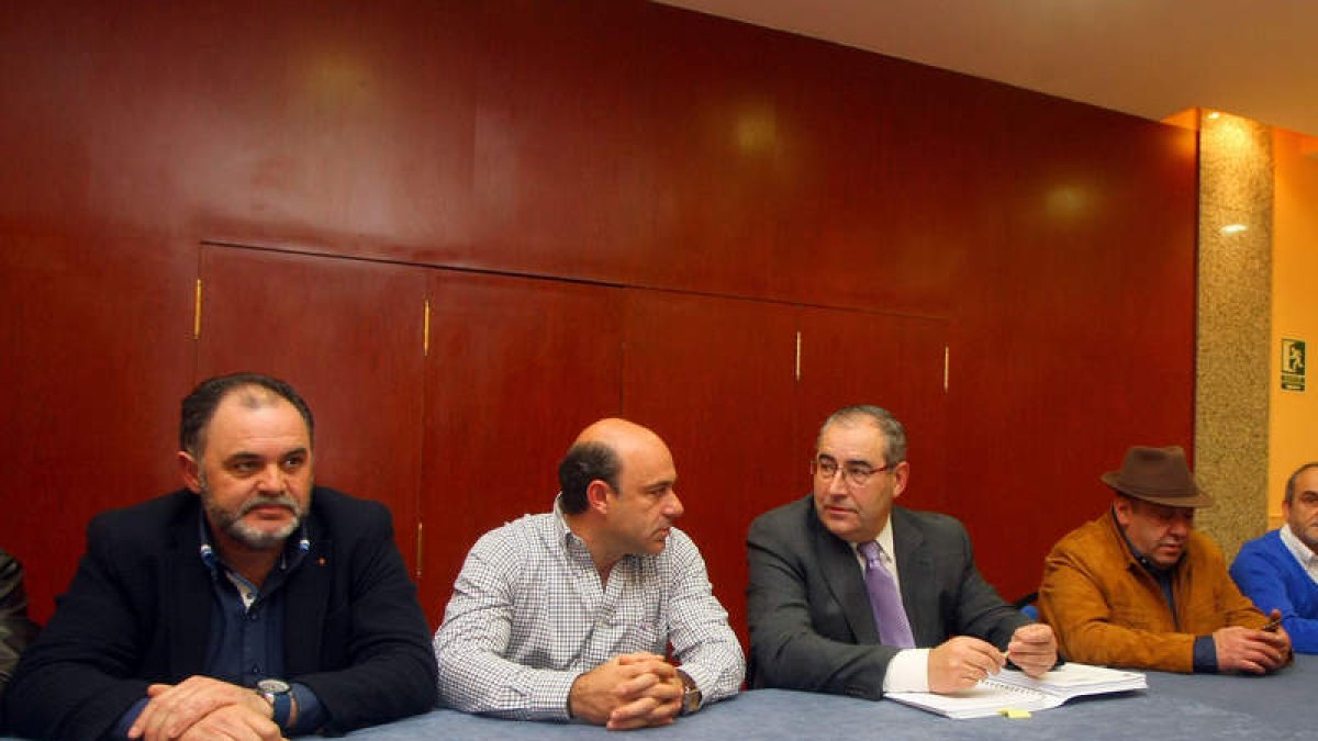 Ángel Gómez, centro, con Alfonso Arias, ex presidente de la DO del vino, en primer término.