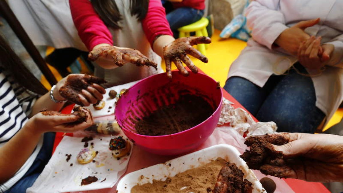 Niños en un taller organizado en el salón internacional del chocolate de Astorga.