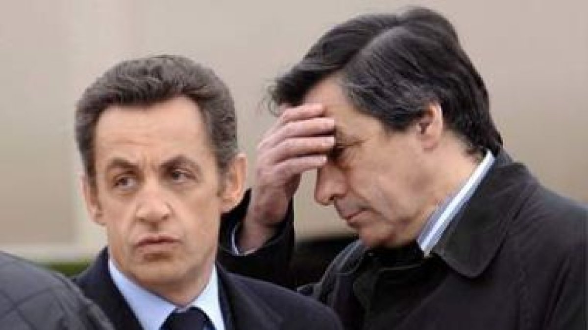 El presidente francés, Nicolas Sarkozy y François Fillon, en una imagen de archivo.