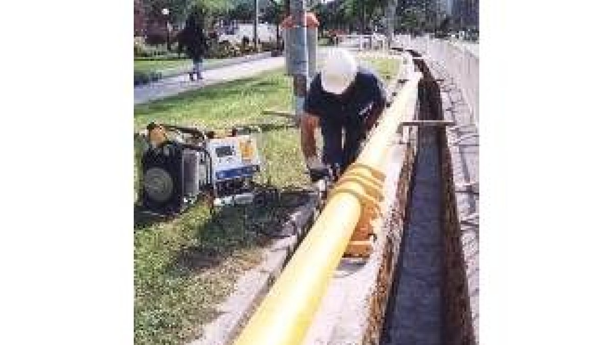 Un obrero instala las tuberías conductoras del gas