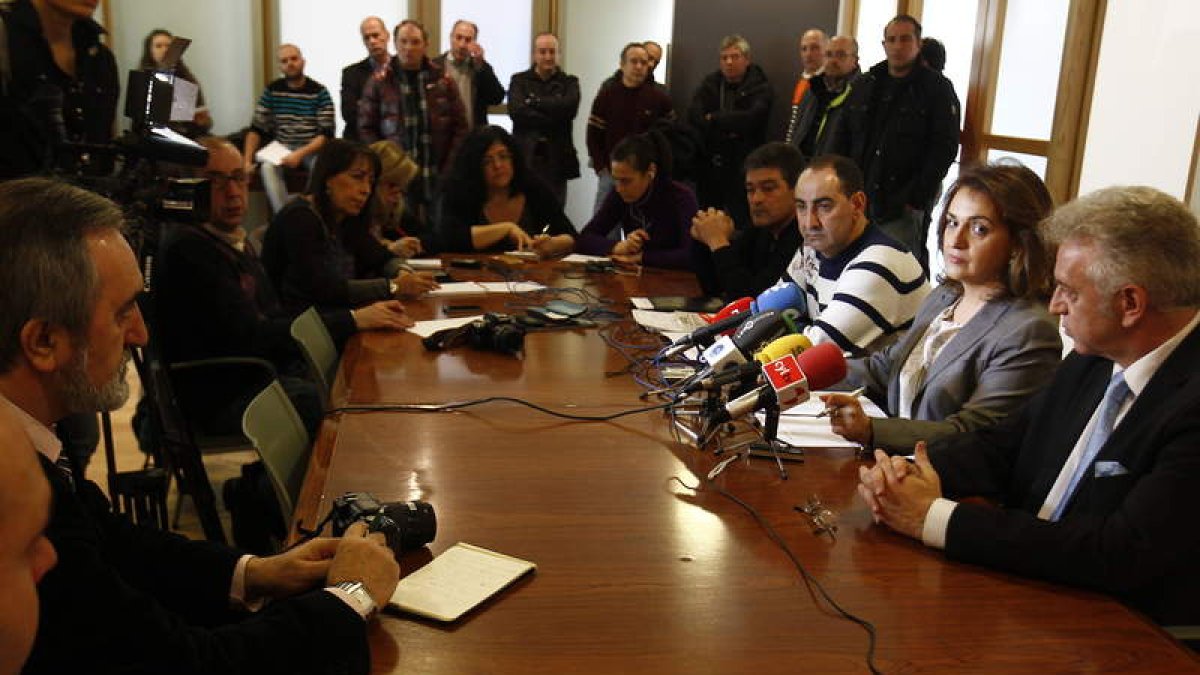 Nuria Lesmes, junto a Cayón y agentes sindicales, dan cuenta del acuerdo laboral en 2013.