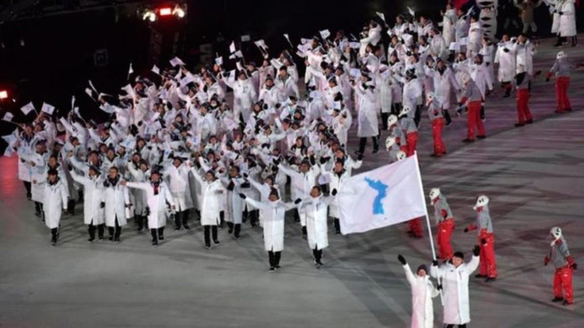Las dos Coreas desfilaron juntas en la ceremonia inaugural de los Juegos de Invierno. /