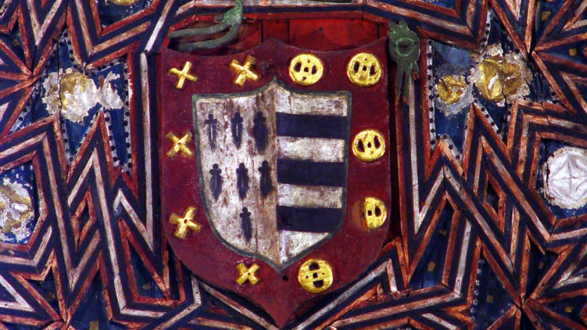 Escudo en el artesonado mudéjar de Santa Colomba de la Vega, que ahora podrá ser visto gracias al programa de la Junta. DL